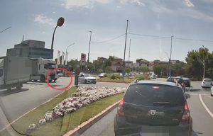 (VIDEO) Accident grav în Pitești! Bărbat de 90 de ani lovit de un TIR 1 ac794ea6 e497 4b40 b718 111f1e629936 2 - (VIDEO) Accident grav în Pitești! Bărbat de 90 de ani lovit de un TIR