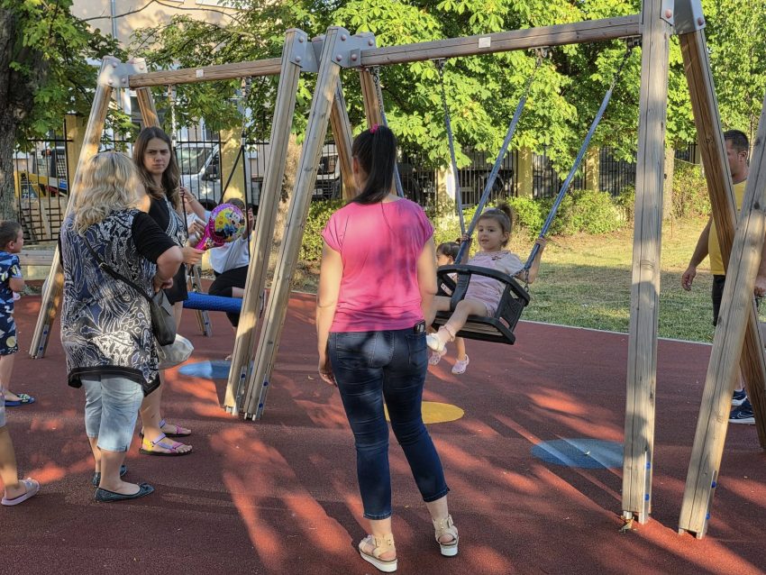 Copiii din Bradu au avut parte de o super petrecere la inaugurarea noului loc de joacă 3 bradu loc joaca - Copiii din Bradu au avut parte de o super petrecere la inaugurarea noului loc de joacă