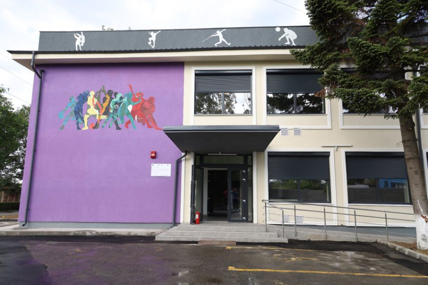 intrare la LPS Viitorul Pitesti deschidere Sursă foto: Primăria Munciipiului Pitești.