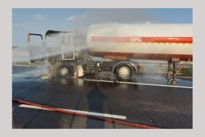 Cabina unui TIR încarcăt cu GPL a luat foc pe autostrada A7 1 Untitled Project 3 - Cabina unui TIR încarcăt cu GPL a luat foc pe autostrada A7
