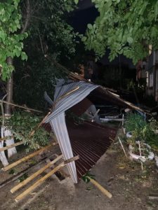 Vremea creează probleme în Curtea de Argeș! Acoperiș luat de vânt și copac căzut peste o mașină 2 463987b9 cc13 4a3b a278 ca0c0cc8bf0e - Vremea creează probleme în Curtea de Argeș! Acoperiș luat de vânt și copac căzut peste o mașină