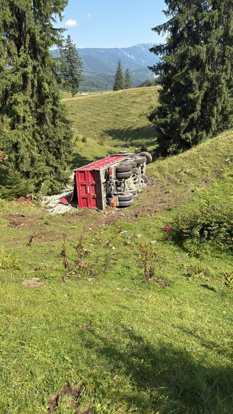 Autobasculantă căzută într-o râpă din Argeș 1 autoturism cazut rapa Arges