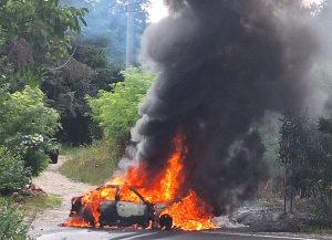 2cf834e0 e242 4d01 8ef0 4b4c335da74b - (VIDEO) Incendiu la Ciofrângeni! Mașină înghițită de flăcări