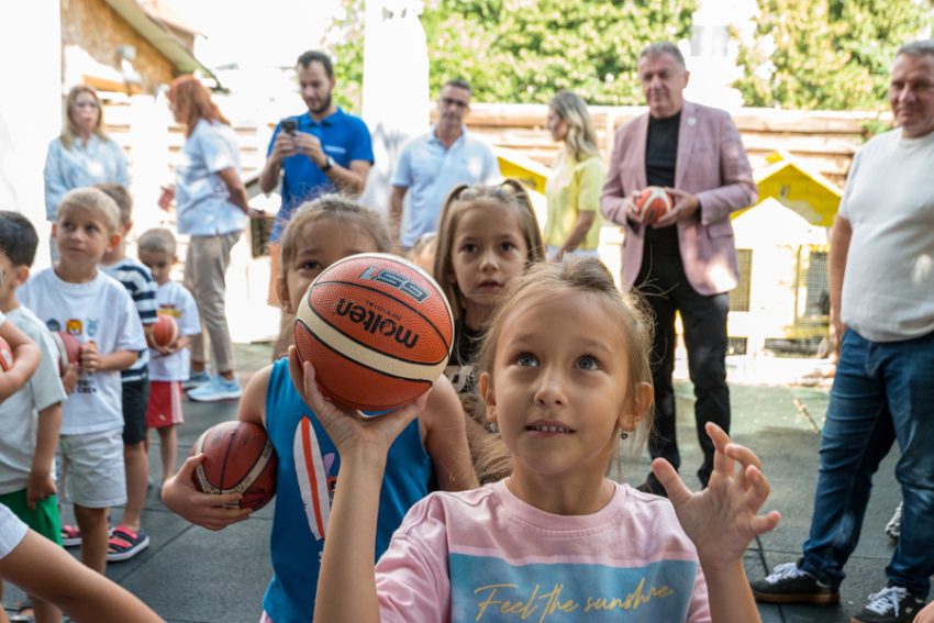 Baschetul începe de la grădiniță: „Să creștem sănătos prin baschet” – la Kinder World Ayan 3 Sursă foto: FB Primăria Municipiului Pitesti.