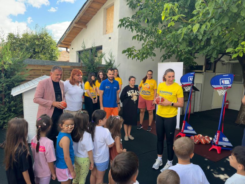 Baschetul începe de la grădiniță: „Să creștem sănătos prin baschet” – la Kinder World Ayan 1 Sursă foto: FB Primăria Municipiului Pitesti.