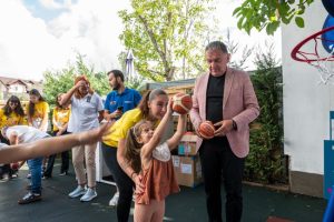 Baschetul începe de la grădiniță: „Să creștem sănătos prin baschet” – la Kinder World Ayan 5 Sursă foto: FB Primăria Municipiului Pitesti.