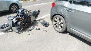 Impact între un autoturism și o motocicletă în zona Pitești Arena 1 accident motocicleta masina