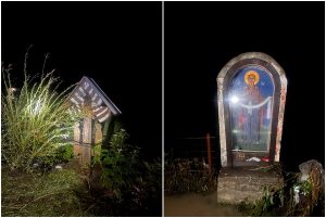Două troițe au rămas neatinse de inundațiile din Suceava 1 page - Două troițe au rămas neatinse de inundațiile din Suceava