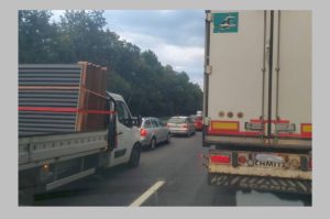 Coliziune între două autoturisme și o autoutilitară pe A1 București-Pitești 1 accident A1