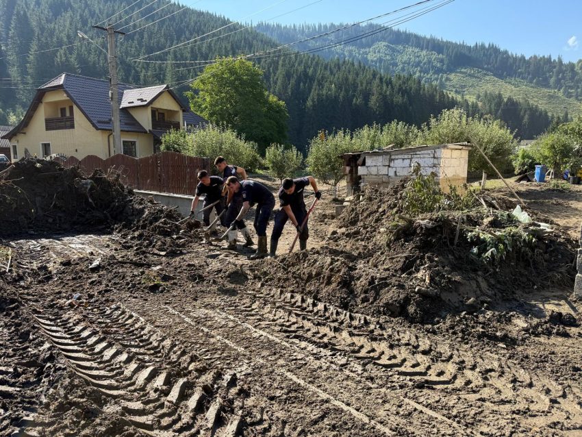 Pompieri argeșeni, sprijin în județul Suceava-grav afectat de inundații 4 inundatii Suceava pompieri