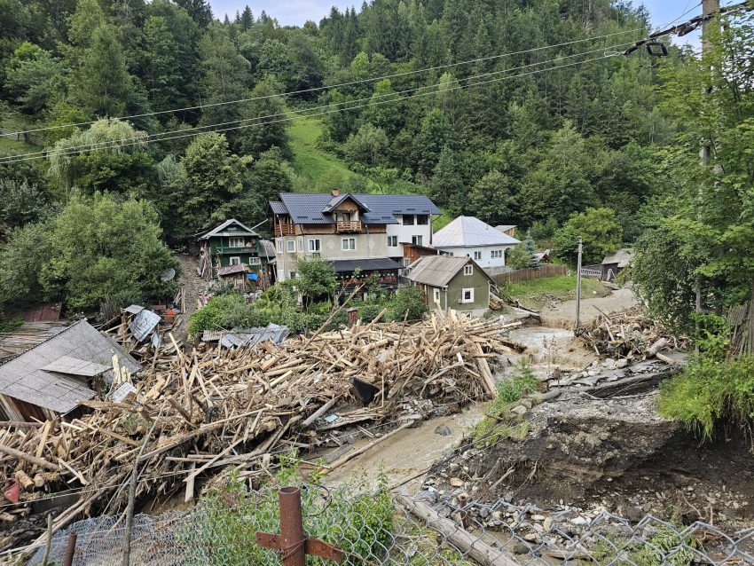 Pompieri argeșeni, sprijin în județul Suceava-grav afectat de inundații 2 inundatii Suceava pompieri