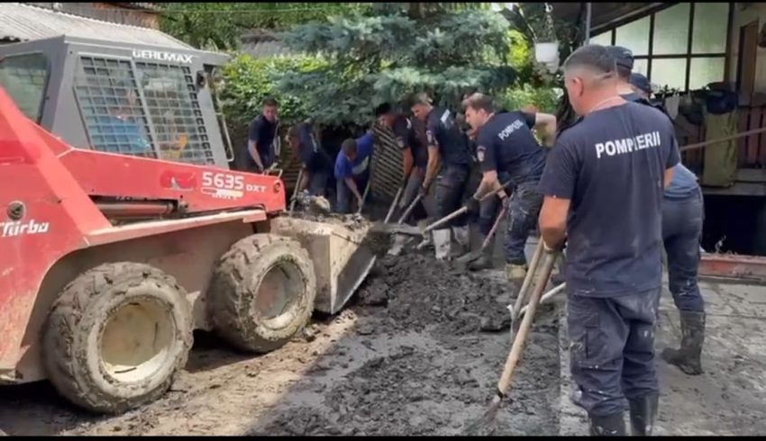 Pompieri argeșeni, sprijin în județul Suceava-grav afectat de inundații 1 pompieri in ajutor inundatii