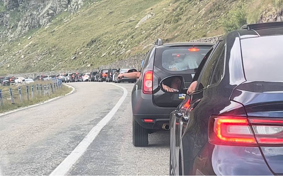 (Video) Argeș - Transfăgărășanul s-a blocat 1 trafic pe Transfagarasan