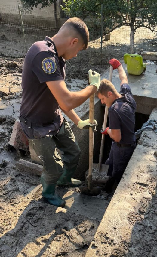 Pompieri argeșeni, sprijin în județul Suceava-grav afectat de inundații 2 pompieri in ajutor inundatii