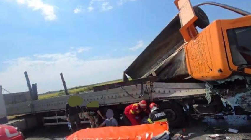 (Video) Accident cu mastodonți în Argeș 2 502408d4 77d8 412b 8426 b6d998305155 - (Video) Accident cu mastodonți în Argeș