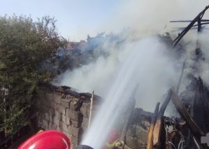 ae1dd574 4c4a 47c5 b5d9 bfc5cf9d9f34 - Incendiu într-o gospodărie din Izvoru! A luat foc un fânar