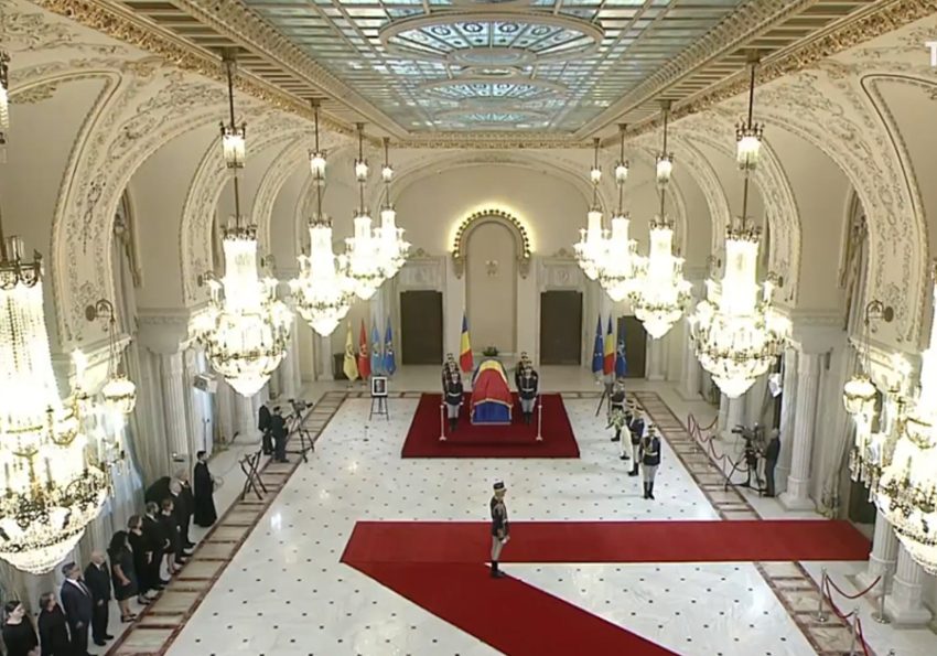Cortegiul funerar a ajuns la Palatul Cotroceni. Programul funeraliilor de stat ale fostului președinte Ion Iliescu 2 Sursă foto: Screenshot TVR.