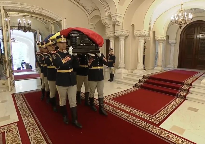 Cortegiul funerar a ajuns la Palatul Cotroceni. Programul funeraliilor de stat ale fostului președinte Ion Iliescu 1 Sursă foto: Screenshot TVR.