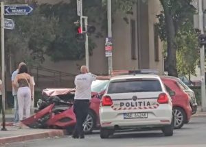 Accident în Pitești! Impact violent între două mașini 1 5a99b711 97a8 43ee 9415 516fd834fcd6 - Accident în Pitești! Impact violent între două mașini