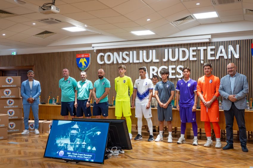 Viitorul fotbalului argeșean, echipat pentru performanță: 500 de tineri de la FC Argeș au primit echipamente noi 4 Sursă foto: CJ ARges.