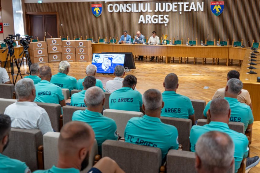 Viitorul fotbalului argeșean, echipat pentru performanță: 500 de tineri de la FC Argeș au primit echipamente noi 2 Sursă foto: CJ ARges.