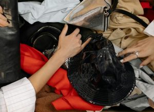 Topoloveni colectează hainele vechi! Campanie specială de reciclare textile, pe 28 august 1 Sursă foto: pexels.com