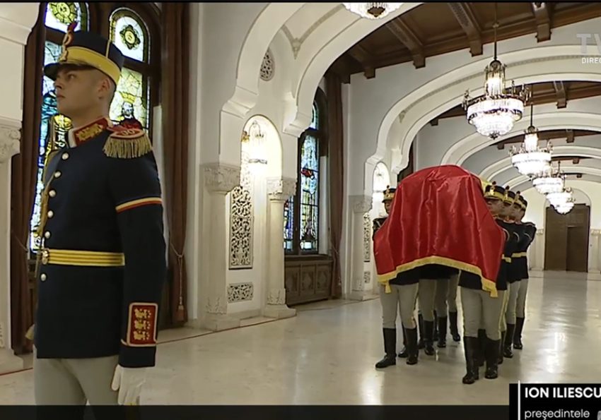 ion iliescu sicriu iesire p cotroceni 1 - Zi de doliu național în România. Fostul președinte Ion Iliescu - condus pe ultimul drum