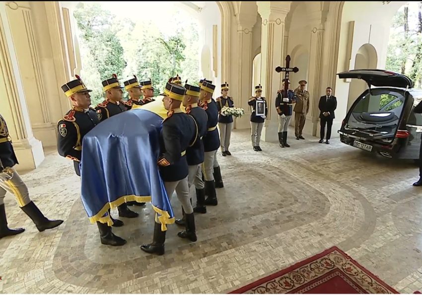 ion iliescu sicriu iesire p cotroceni 2 - Zi de doliu național în România. Fostul președinte Ion Iliescu - condus pe ultimul drum