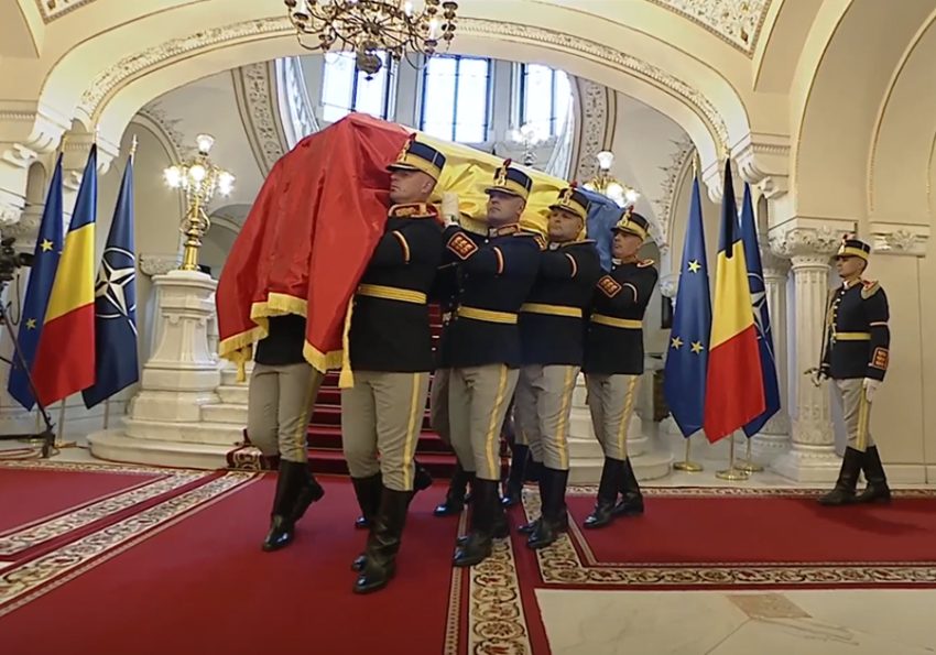 Zi de doliu național în România. Fostul președinte Ion Iliescu - condus pe ultimul drum 11 ion iliescu sicriu iesire p cotroceni deschidere 1 - Zi de doliu național în România. Fostul președinte Ion Iliescu - condus pe ultimul drum