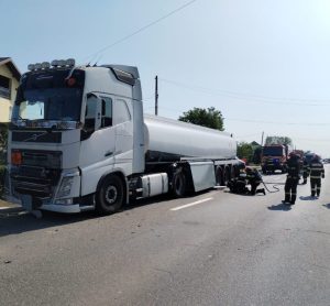 053a8fbe 3600 4b77 9963 9089f9bb9369 - Accident în Bascov! Implicate o autocisternă și un TIR