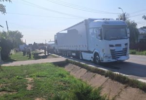 5645928c 1a73 4dd6 ae5e 8db10bf0a988 - Accident în Bascov! Implicate o autocisternă și un TIR