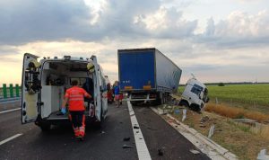 Accident grav pe Drumul Expres Craiova-Pitești! Trei persoane au ajuns la spital 2 95c0fd7c 4440 4369 bc34 a06681ef7573 - Accident grav pe Drumul Expres Craiova-Pitești! Trei persoane au ajuns la spital