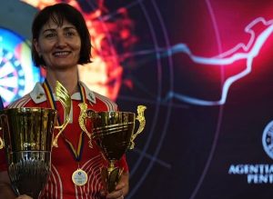 26f40dd3 ea4f 40a0 afcb 1d36d54396a4 - Polițistă locală din Mioveni, campioană națională la darts pentru a treia oară consecutiv!