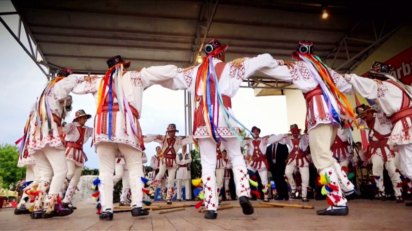 Calusarii de la Stolnici 2 - CĂLUȘARII DE LA STOLNICI – MOȘTENITORII MAGIEI ROMÂNEȘTI