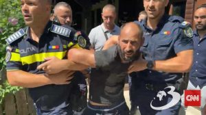 capturare spectaculoasa in direct barbatul evadat din penitenciar a fost prins de politisit dupa ce s a ascuns in podul unei case 998364 - Deținutul de 32 de ani care a evadat din Penitenciarul Mărgineni a fost prins