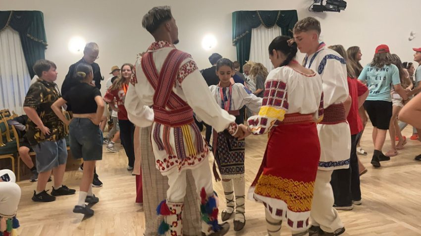 Mândrii de Argeș! Muzica și meșteșugurile românești, promovate de tinerii din Hârsești în Europa 4 Sursă foto: CJ Arges.