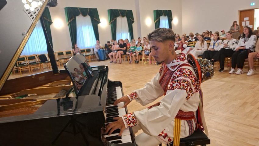 tinerii din harsesti in letonia Sursă foto: CJ Arges.