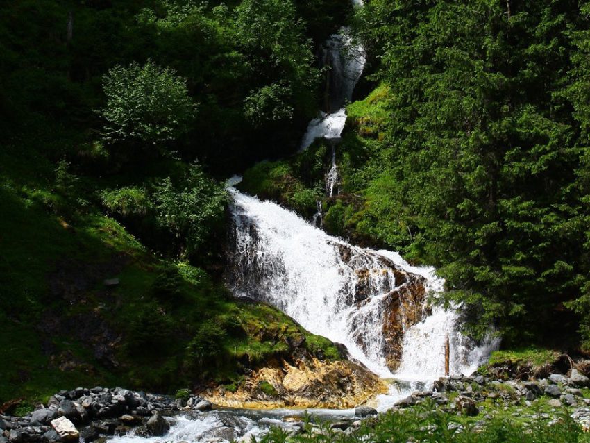 Descoperă cele mai spectaculoase cascade din Argeș: destinații de poveste pentru iubitorii de trasee alpine 2 Sursă foto: FB CJ Argeș (foto credit Salvamont Argeș).