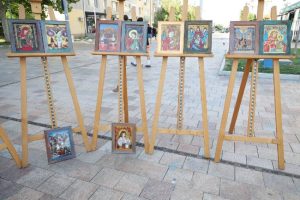 icoane vernisajul IconART - Vernisaj IconArt în Piața Primăriei: Icoana pictată de Ana este în biroul edilului!