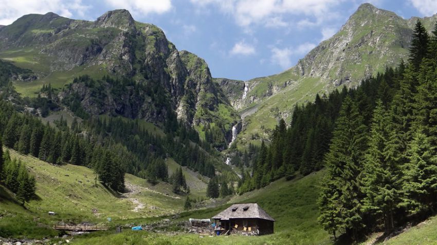 munte cascada casa generic Sursă foto: FB CJ Argeș (foto credit Salvamont Argeș).