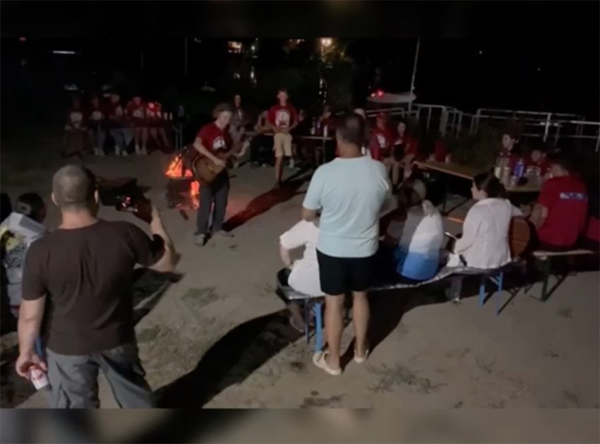 Chitara i-a unit: micii muzicieni din Argeș, experiență de neuitat la malul mării 1 Sursă video: screenshot video