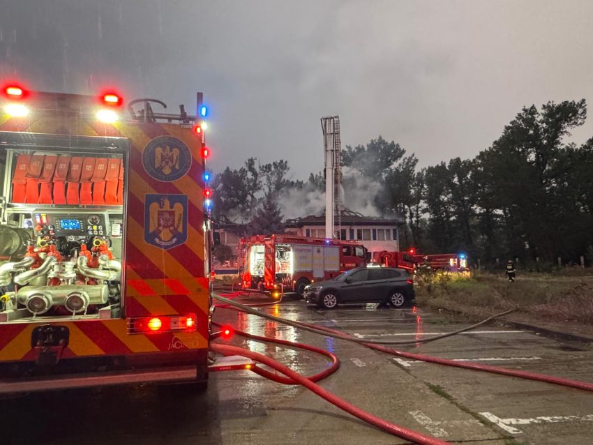 (Video) Incendiu puternic la o clădire de birouri din Pitești 2 incendiu cladire Pitesti