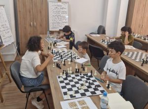 Tineri pentru tineri: voluntariat prin șah în cadrul unui program estival educativ 1 Sursă foto: FB Primăria MUnicipiului Pitești.
