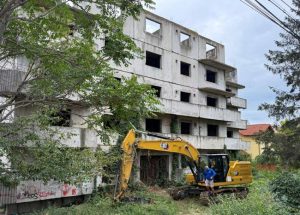 A început demolarea blocului – fantomă din Tudor Vladimirescu - locul va găzdui locuințe pentru tineri 20 Sursă foto: FB Cristian Gentea.