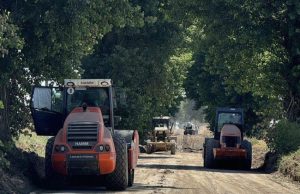 tractoare si drum de tara investitii generic - PSD obține sprijin guvernamental pentru continuarea investițiilor locale prin PNRR. ”Este o nouă victorie a rațiunii PSD”