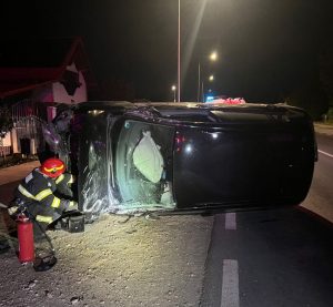 Autoturism răsturnat pe o stradă din Topoloveni 1 autoturism rasturnat la Topoloveni