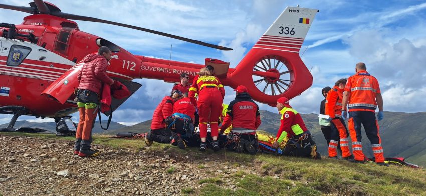 De la bucurie la tragedie! Patru tineri au căzut cu mașina într-o prăpastie din Argeș și au murit ! 1 elicopter interventie Salvamont Argeș