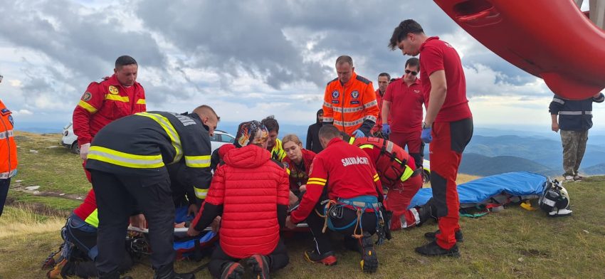 ARGEȘ. Patru persoane și-au pierdut viața după ce o mașină a căzut într-o prăpastie 2 elicopter interventie Salvamont Argeș