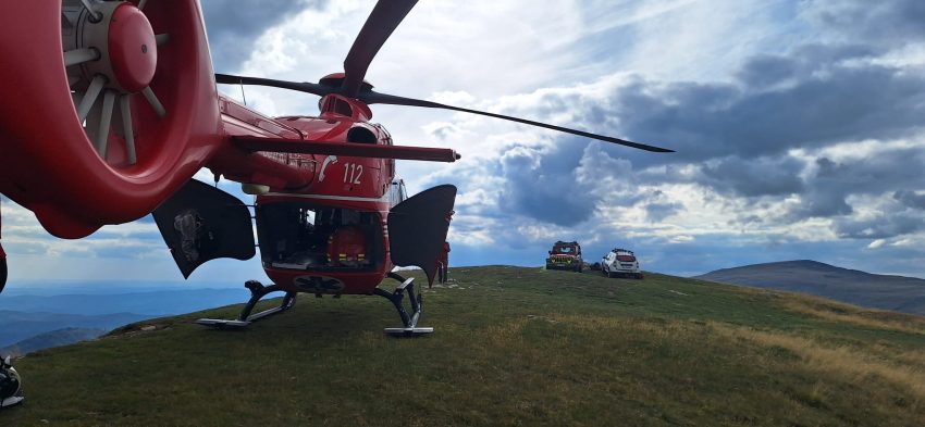 ARGEȘ. Patru persoane și-au pierdut viața după ce o mașină a căzut într-o prăpastie 4 elicopter interventie Salvamont Argeș