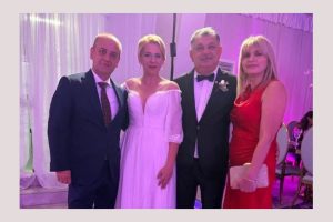 Casă de piatră! Managerul SJU s-a căsătorit cu o superbă doctoriță! 1 Untitled Project 2 1 - Casă de piatră! Managerul SJU s-a căsătorit cu o superbă doctoriță!